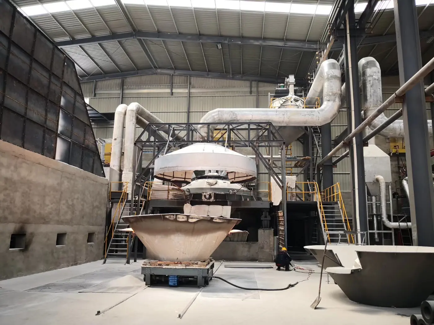 Electric arc furnace smelting white corundum