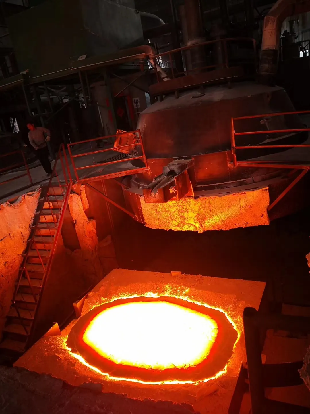 Tilting furnace pouring the alumina melt