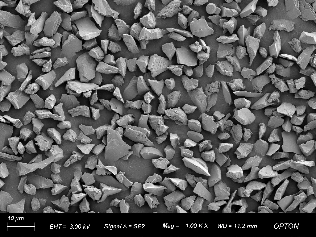 Microscope image of white corundum grain morphology